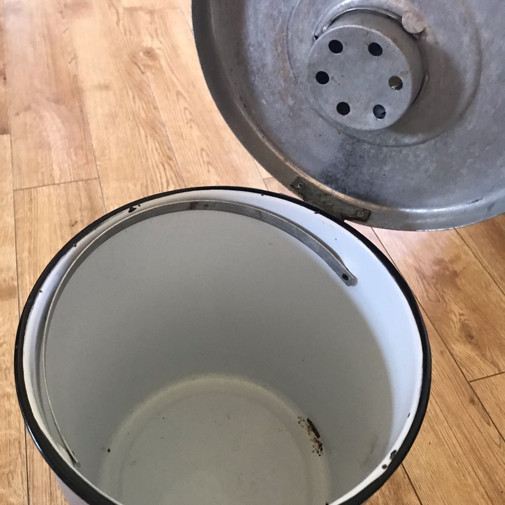 Old trash can - Picture 2 of 3